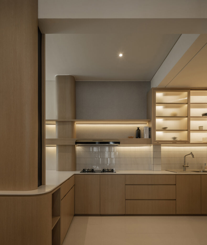 Central Park Juanda kitchen with light wood cabinets and a white Silestone Blanco Zeus countertop