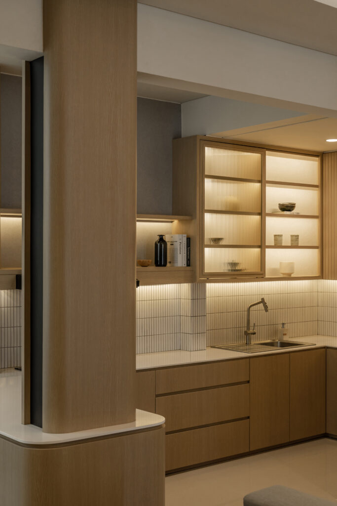 Japanese-minimalist kitchen corner with a timber column, lit shelves and a white Silestone Blanco Zeus countertop