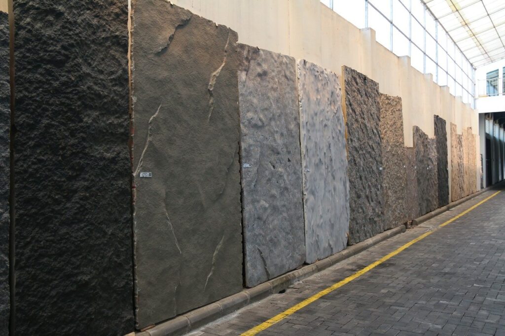 Dark stones in Sierra finish