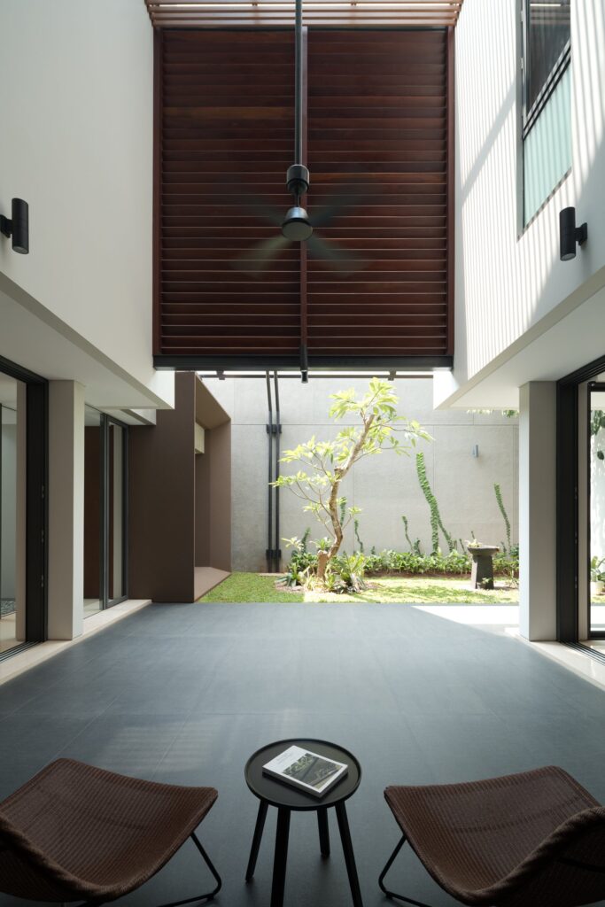 RW HOUSE, photo 3 of 5